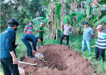 Tim MMD UB Adakan Sosialisasi Eco Enzyme dan Composting Untuk Petani Benculuk